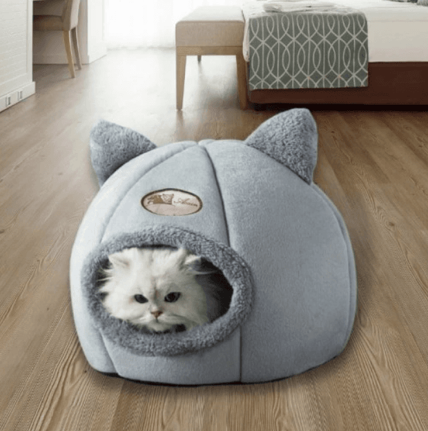 Pluszowa budka dla kota na zimę